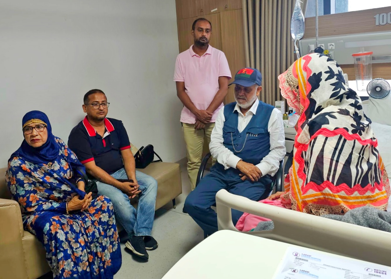 ঢাকায় চিকিৎসাধীন অসুস্থ লাকীকে দেখতে সাবেক এমপি লালু