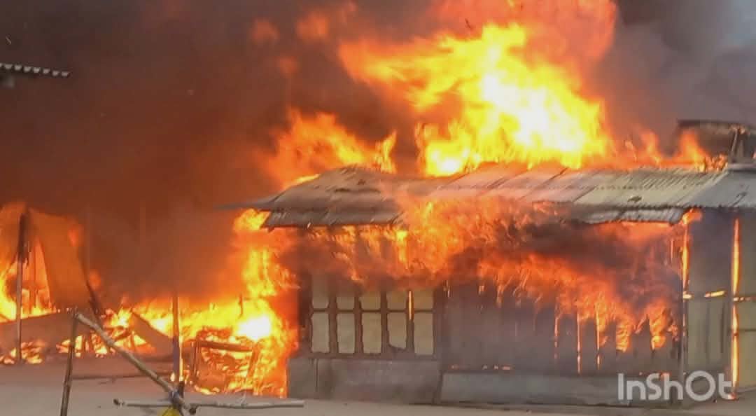 কুড়িগ্রামের ভূরুঙ্গামারী বাজারে ভয়াবহ অগ্নিকান্ডে ৯৫টি দোকান পুরে প্রায় ১৫ কোটি টাকা ক্ষতি