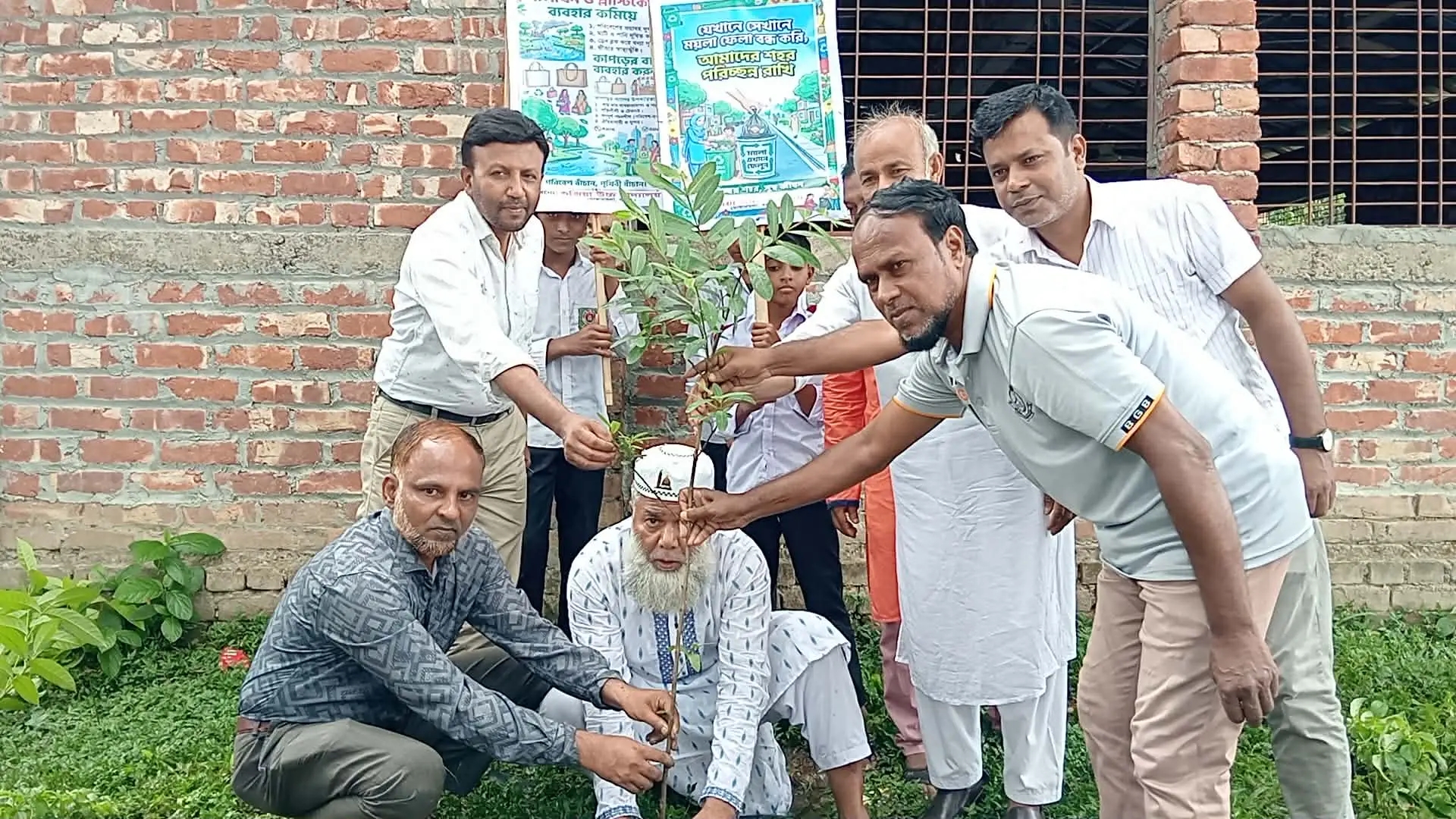 মোকামতলা উপজেলার গুজিয়া উচ্চ বিদ্যালয়ে জলবায়ু পরিবর্তন প্রতিরোধে বৃক্ষ রোপন