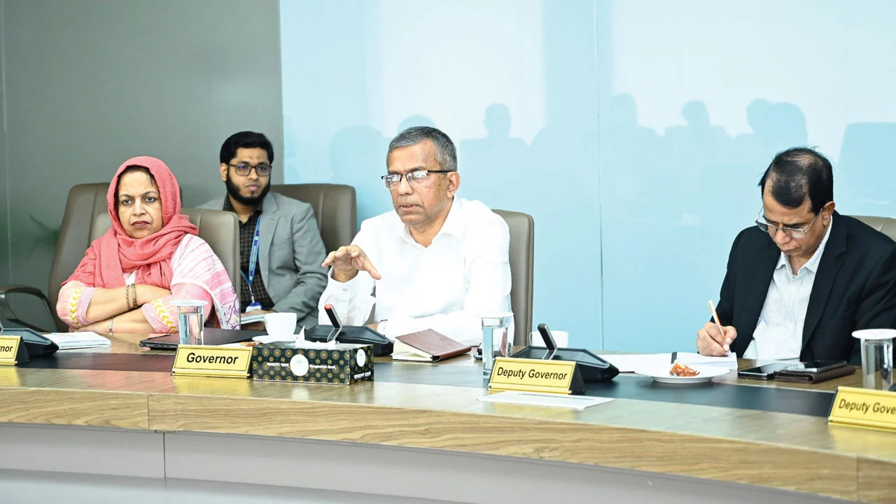 ব্যাংক খাতকে রাজনৈতিক প্রভাবমুক্ত রাখা উচিত: গভর্নর