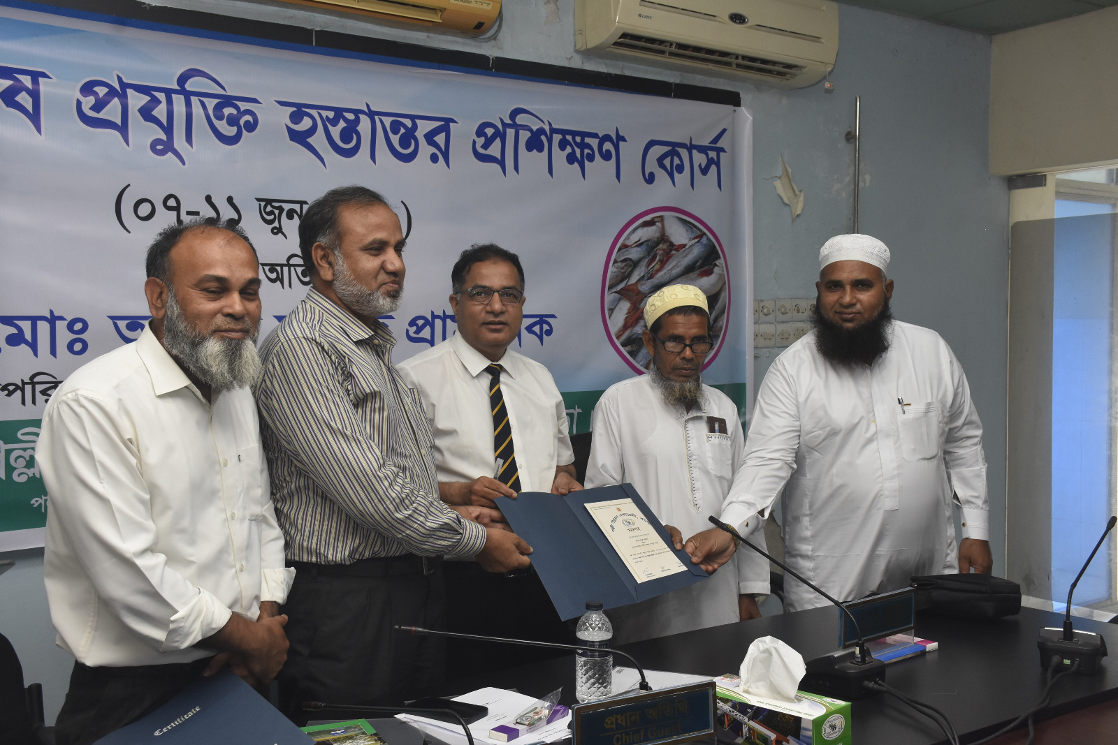 মাদ্রাসা শিক্ষক ও ইমামদের স্বাবলম্বী করতে আরডিএ’র উন্নত মৎস্য চাষ প্রশিক্ষণ সম্পন্ন
