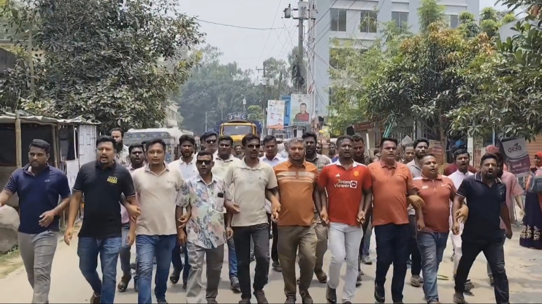চিলমারীতে স্বেচ্ছাসেবক দল নেতার ওপর হামলার প্রতিবাদে বিক্ষোভ মিছিল