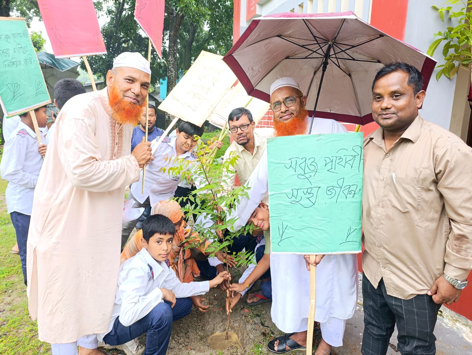 কুড়িগ্রাম রিভার ভিউ হাই স্কুলে বৃষ্টির দিনে উৎসবমুখর পরিবেশে বৃক্ষরোপণ