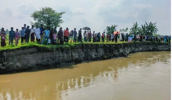 ভূরুঙ্গামারীতে দুধকুমার নদ ভাঙন রোধ ও বাঁধ নির্মাণের দাবিতে মানববন্ধন
