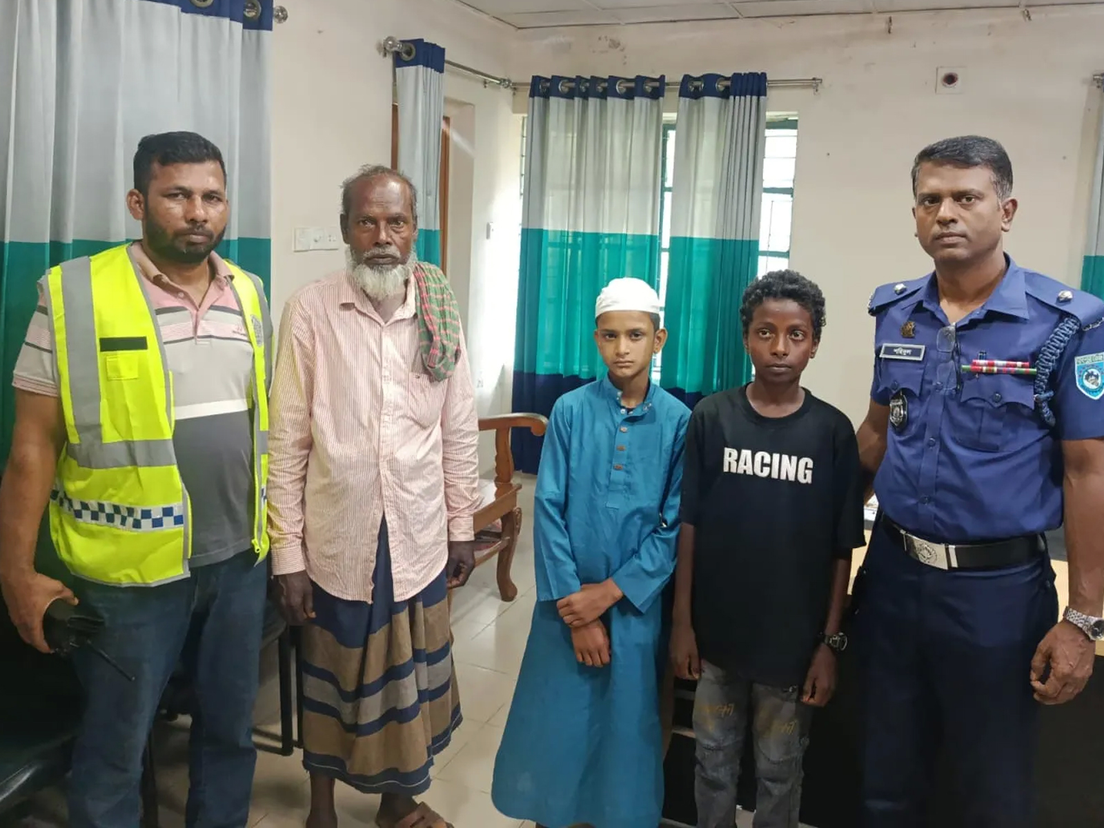 ঘোড়াঘাটে নিখোঁজ দুই কিশোর উদ্ধার, পরিবারের স্বজনদের কাছে হস্তান্তর