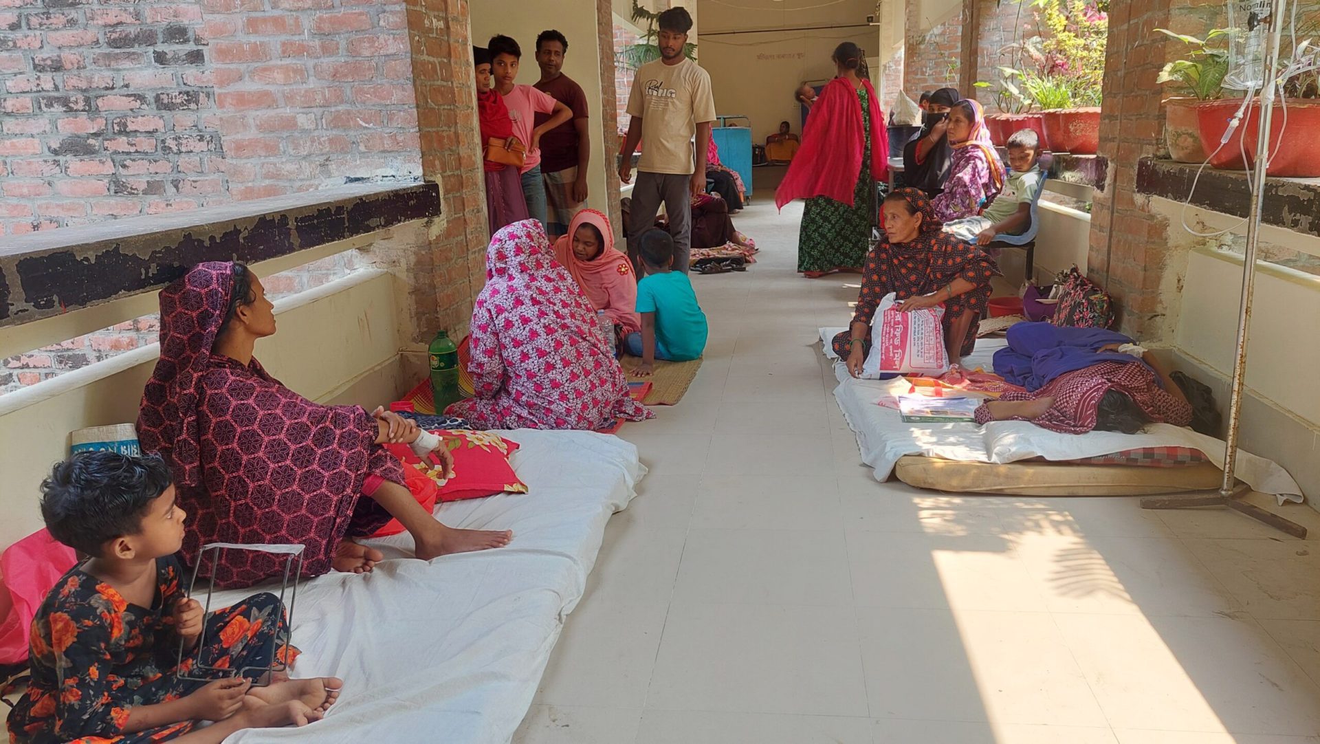 দুর্গাপুরে ৫০ শয্যার হাসপাতালে শতাধিক রোগী, হিমশিম খাচ্ছেন চিকিৎসক-নার্সরা