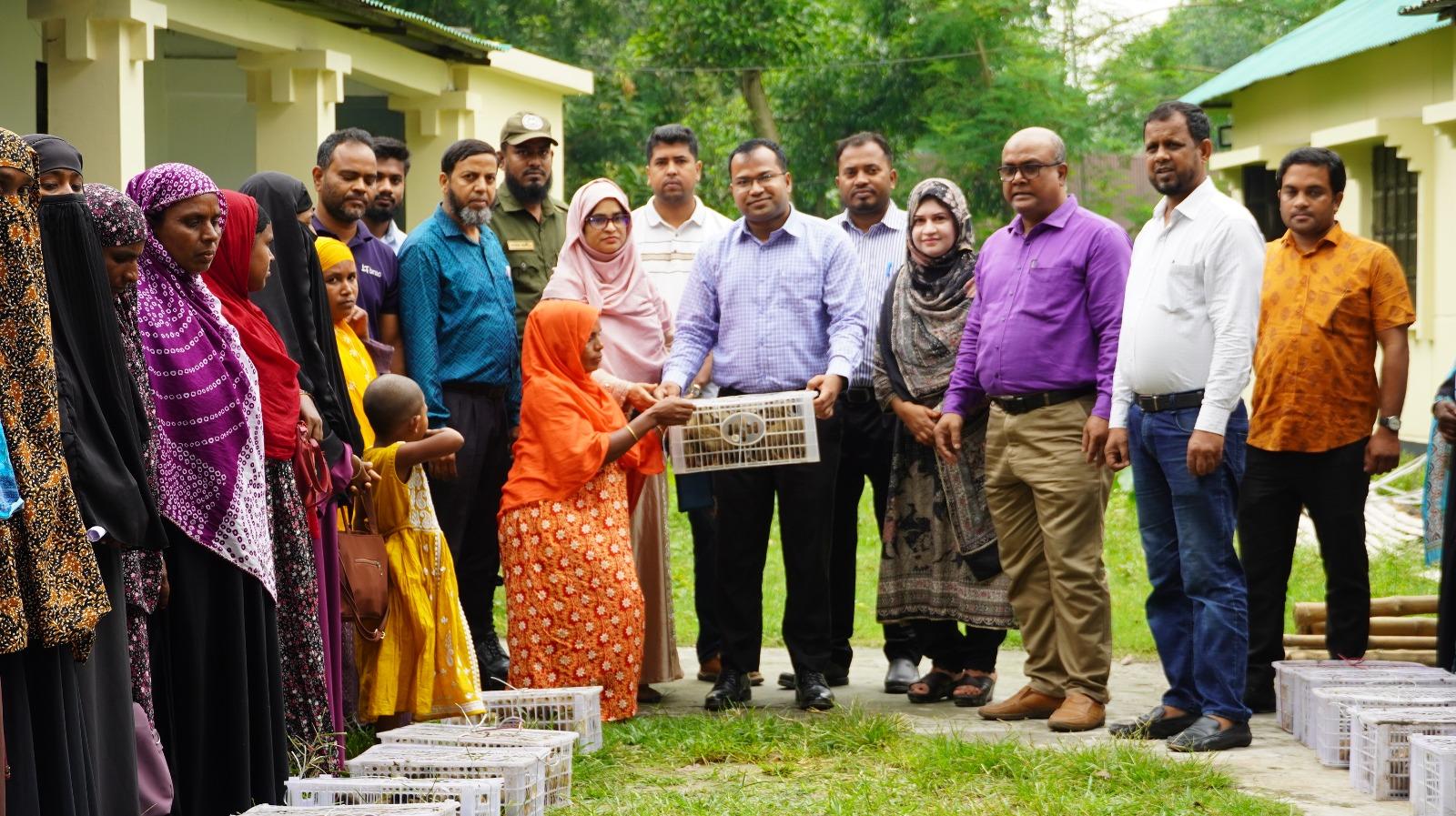 বগুড়ায় ৮০ জন প্রান্তিক নারীকে হাঁস ও মুরগির বাচ্চা বিতরণ