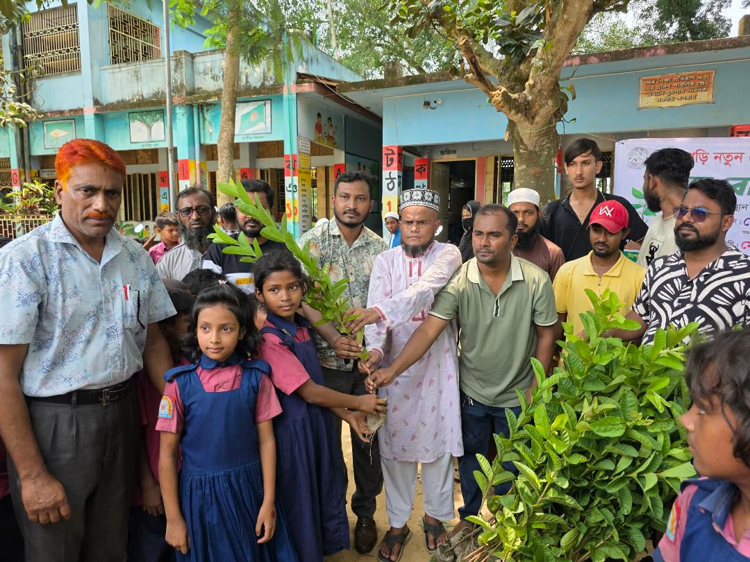 বগুড়ার শেরপুরে শিক্ষার্থীদের মাঝে গাছের চারা বিতরণ