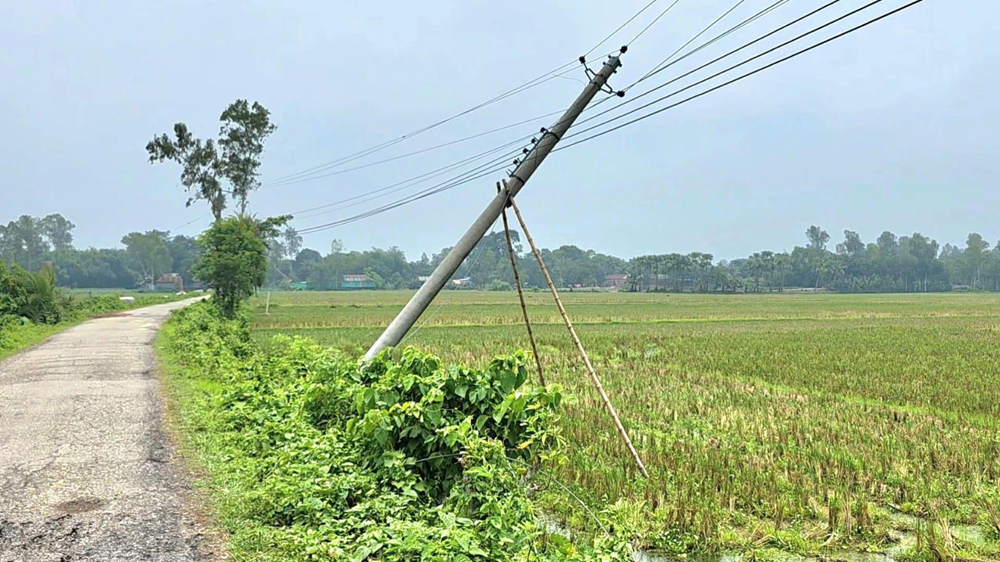 বগুড়ার শেরপুরে হেলে পড়া বৈদ্যুতিক খুঁটি নিয়ে দুর্ঘটনার আশঙ্কা