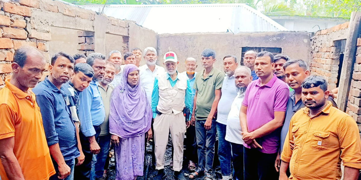 গাবতলী উপজেলার বাগবাড়ীতে অগ্নিকাণ্ডে ক্ষয়ক্ষতি পরিবারের পাশে সাবেক এমপি লালু