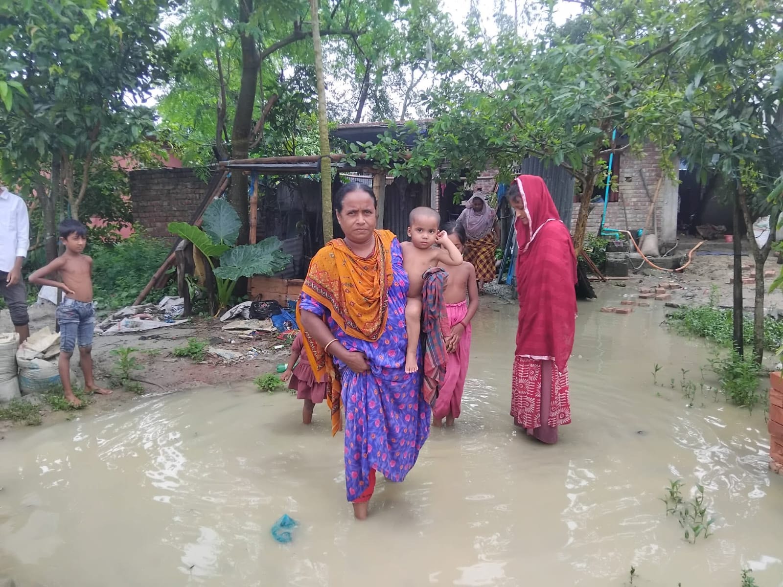 নন্দীগ্রাম পৌরসভার গুন্দইলে ড্রেনেজ ব্যবস্থা না থাকায় পানিবন্দি ১২টি পরিবার