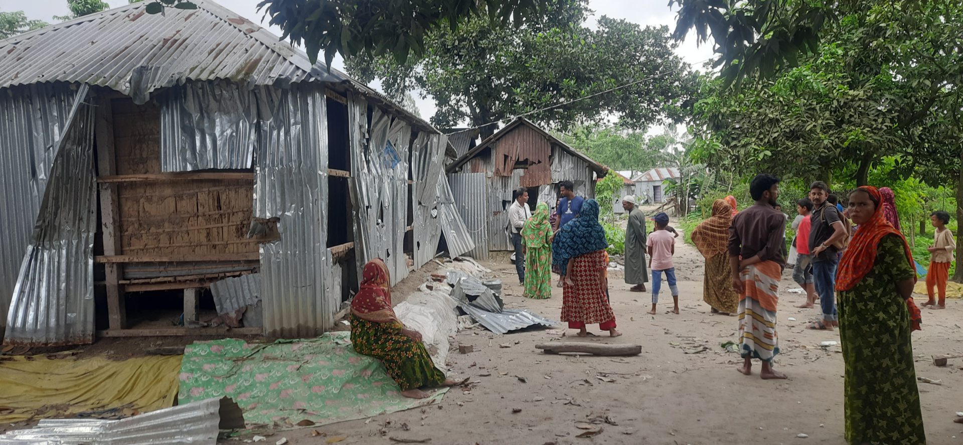 রাজারহাটে পুলিশের সামনেই ইউপি সদস্যের নেতৃত্বে হামলা-লুটপাট ৬ দিন ধরে বাড়িছাড়া ১০টি পরিবার