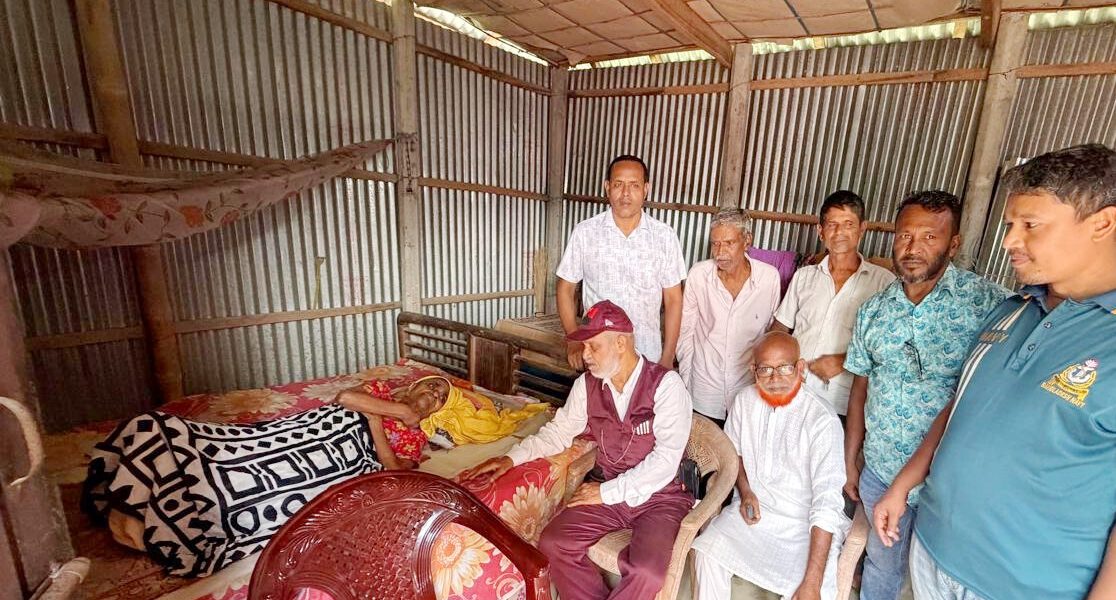 গাবতলীতে অসুস্থ সোনাভান কে দেখতে সাবেক এমপি লালু