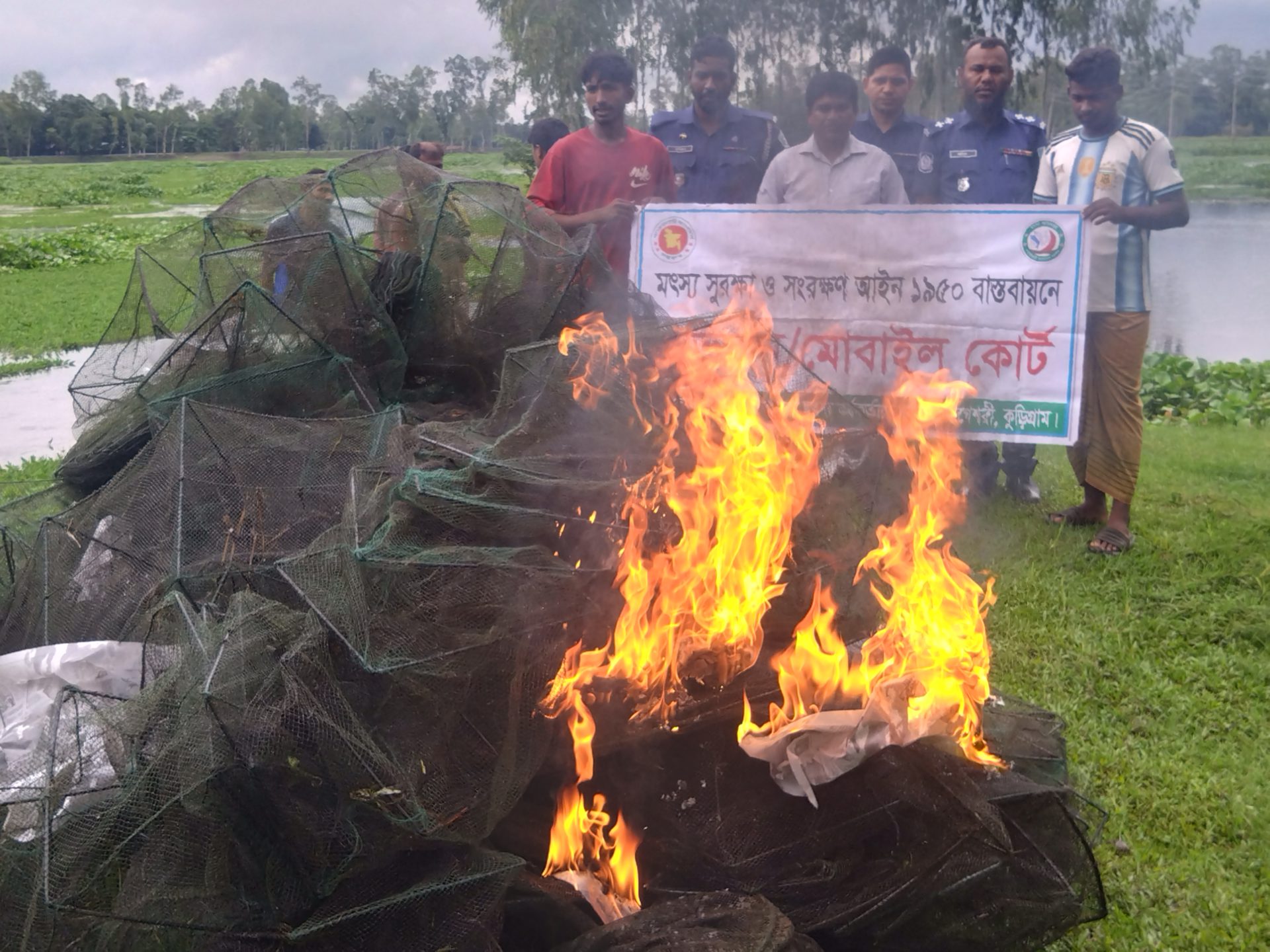 নাগেশ্বরীতে অবৈধ চায়না জালের বিরুদ্ধে অভিযান, শতাধিক জাল পুড়িয়ে ধ্বংস