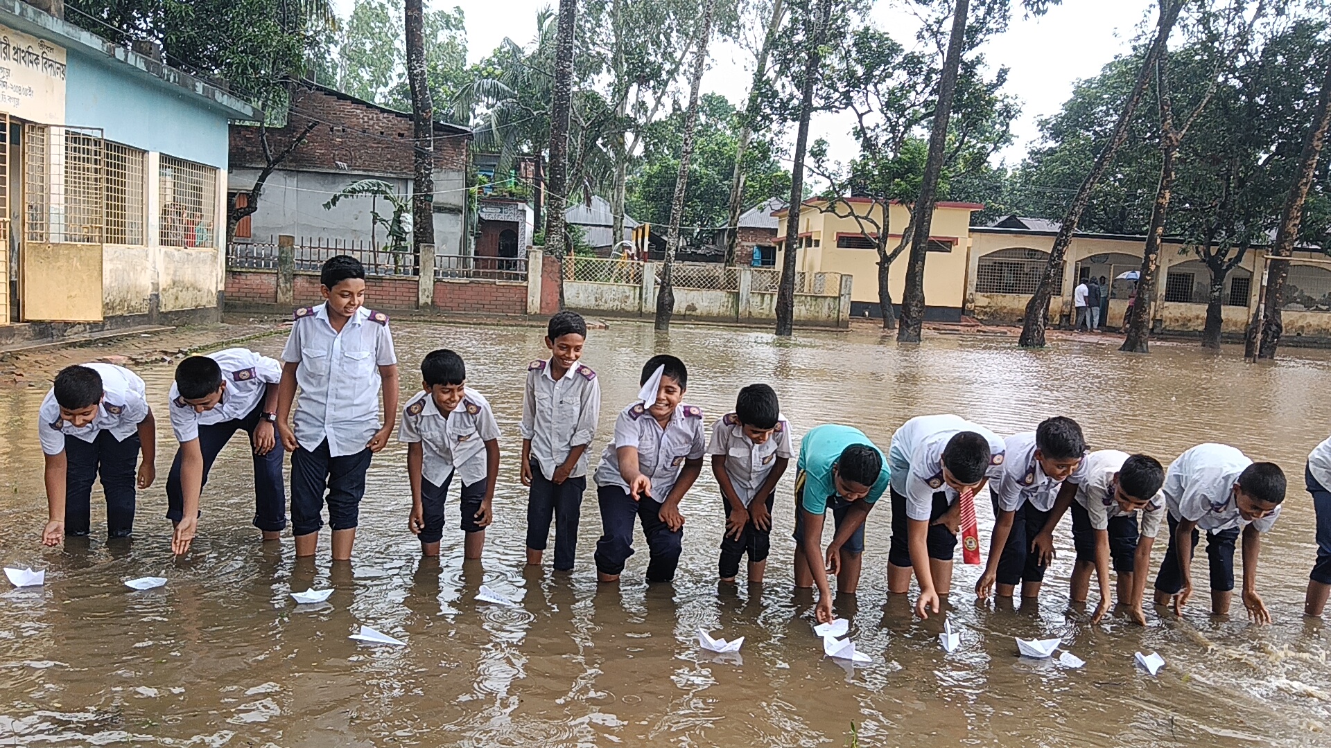জলাবদ্ধ স্কুল মাঠে কাগজের মাছ ভাসিয়ে শিক্ষার্থীদের প্রতিবাদ