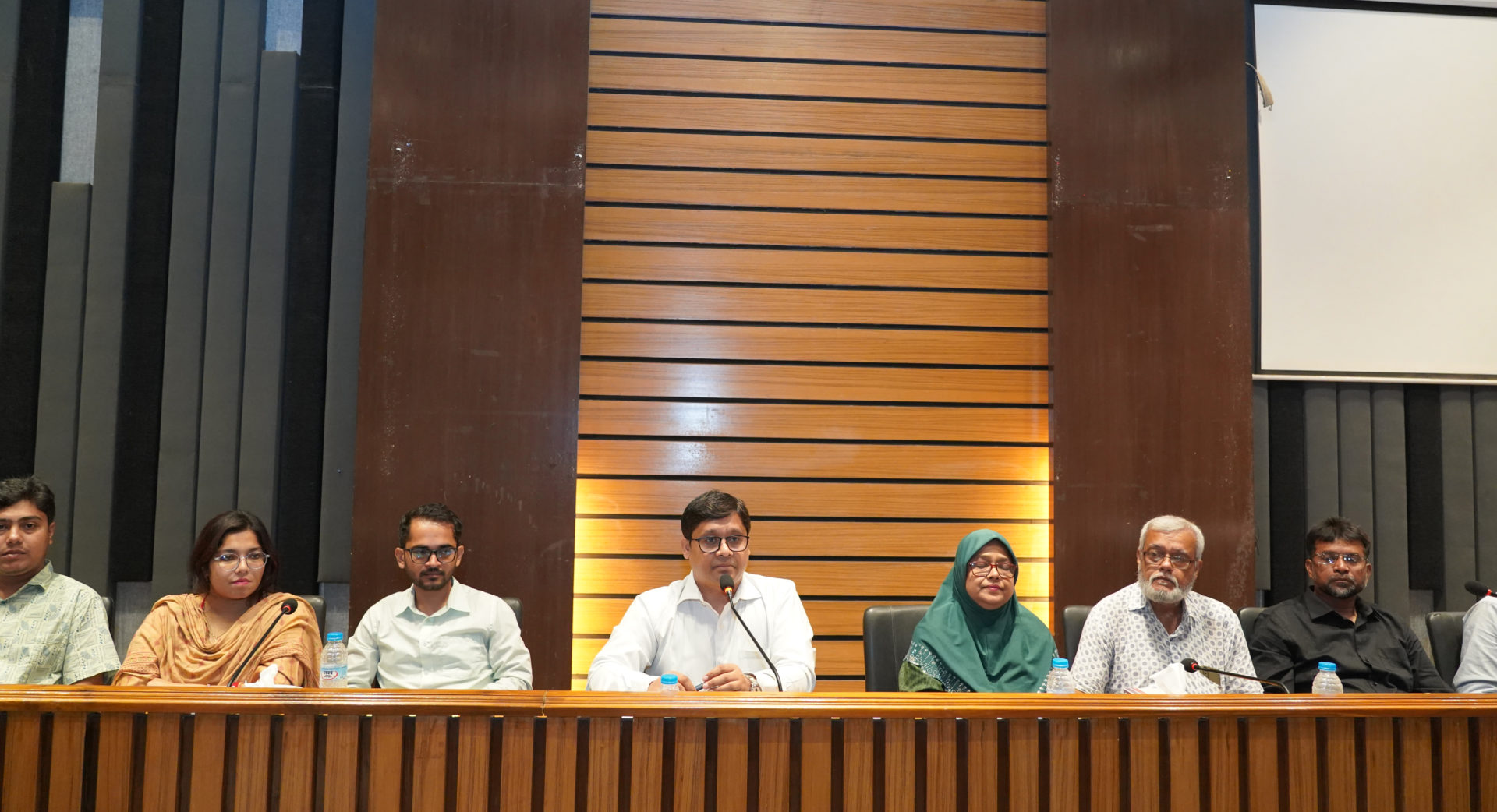 রাসিকের চিকিৎসা ও বর্জ্য ব্যবস্থাপনা কার্যক্রম পরিদর্শনে বারিন্দ মেডিকেল কলেজ শিক্ষার্থীদের মতবিনিময়