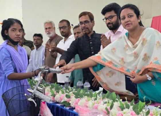তাড়াশে ক্ষুদ্র নৃগোষ্ঠীর মাঝে বাইসাইকেল সেলাই মেশিন ও শিক্ষাবৃত্তি বিতারণ