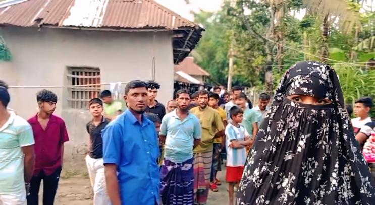নন্দীগ্রামে পরকীয়া প্রেমের টানাপোড়েনে ভাঙল সংসার, প্রেমিকের বাড়িতে প্রেমিকার অনশন