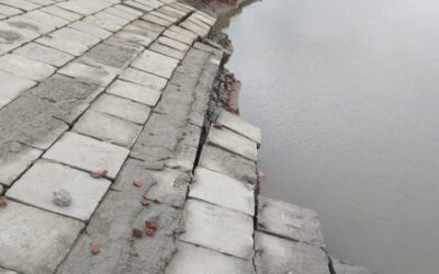 কুড়িগ্রামের হলোখানায় ধরলা নদীর তীরে বন্যা নিয়ন্ত্রণ বাঁধে ভয়াবহ ধস, নদীগর্ভে দেবে যাচ্ছে সিসি ব্লক