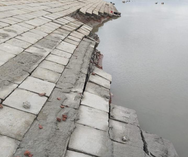 কুড়িগ্রামের হলোখানায় ধরলা নদীর তীরে বন্যা নিয়ন্ত্রণ বাঁধে ভয়াবহ ধস, নদীগর্ভে দেবে যাচ্ছে সিসি ব্লক