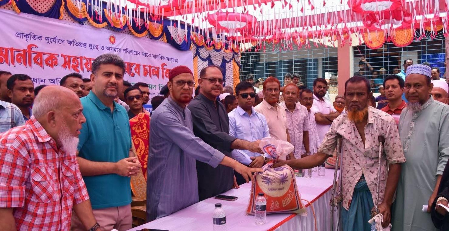 বগুড়ার শেরপুরে অসহায় ও দুঃস্থ পরিবারের মাঝে চাল বিতরন