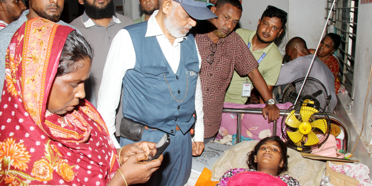 বগুড়ায় অসুস্থ রোগীদের দেখতে হাসপাতালে সাবেক এমপি লালু