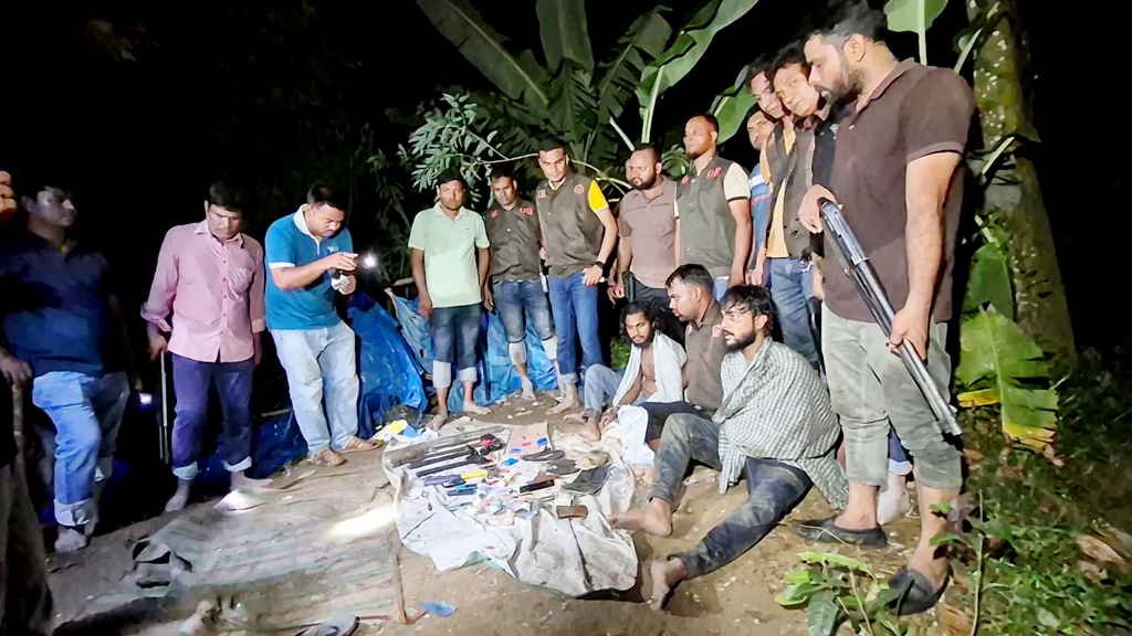 বগুড়ায় করতোয়া নদীর পাড়ে গোপন আস্তানা, বিদেশি অস্ত্রসহ তিনজন গ্রেপ্তার