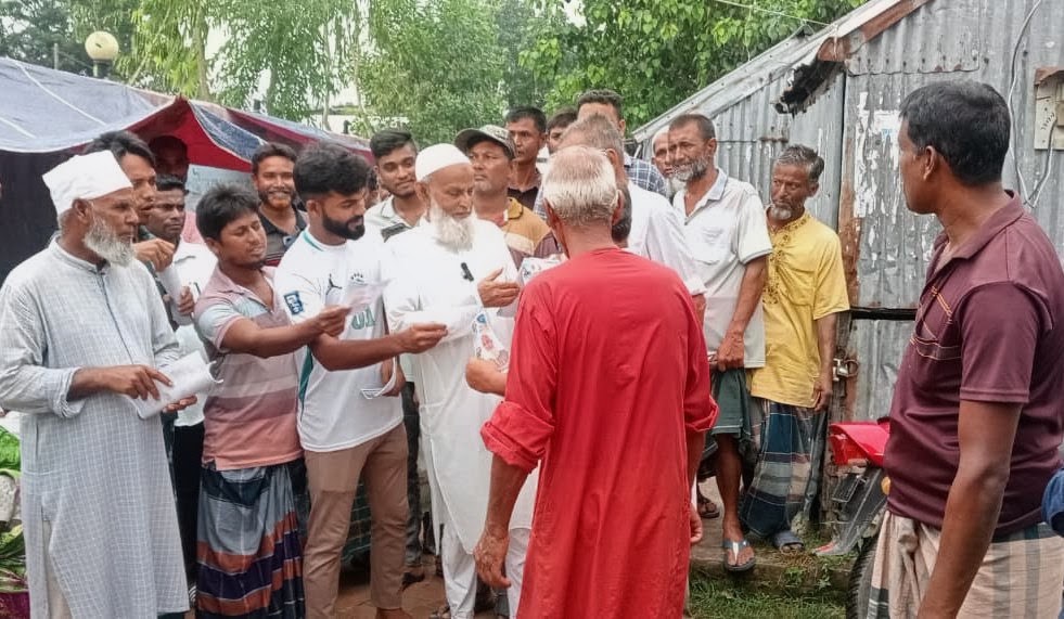 কালাইয়ে ইউপি চেয়ারম্যান প্রার্থী টুকু চৌধুরী লিফলেট বিতরণ