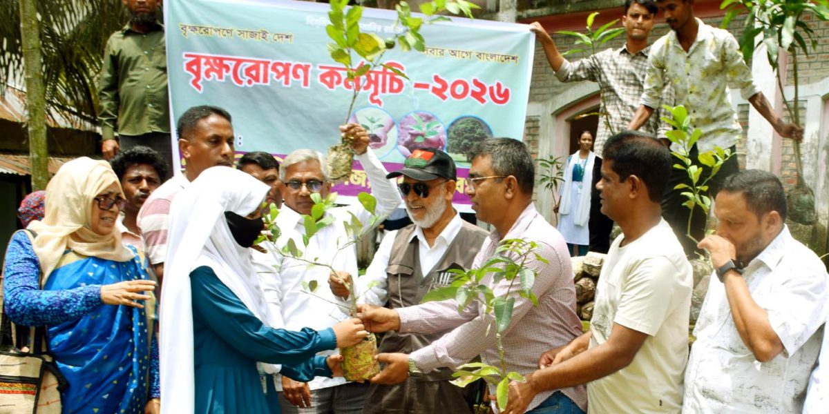 গাবতলী মহিলা কলেজে বৃক্ষ রোপন ও বিতরণ করলেন সাবেক এমপি লালু