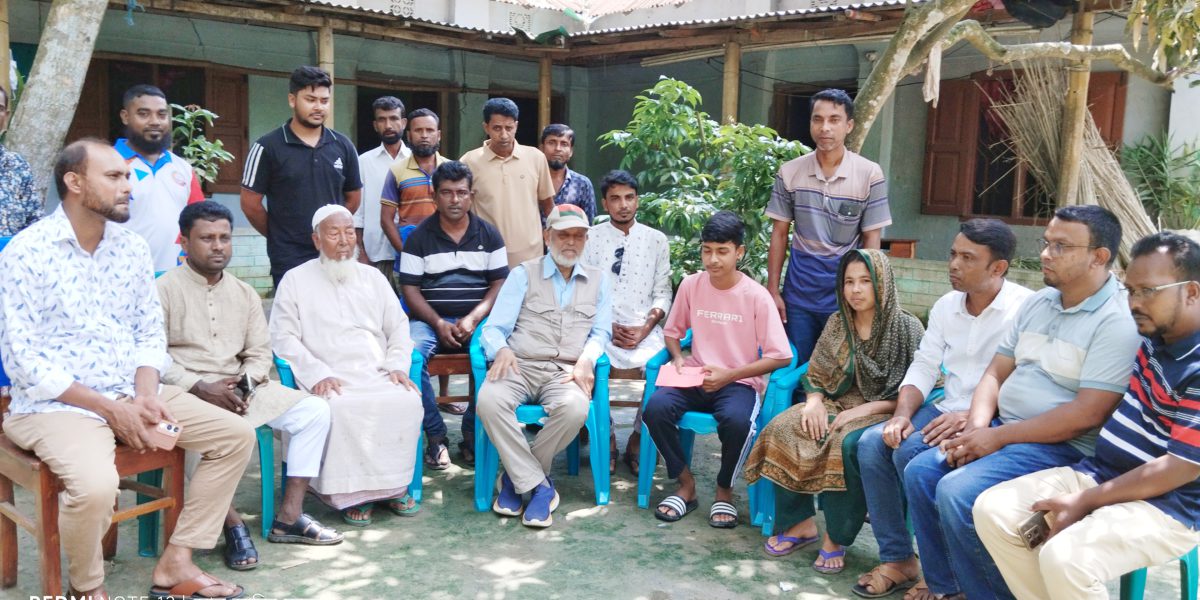 সুখানপুকুর ইউনিয়ন যুবদলের আহবায়ক মোস্তা’র পুত্র মেজবাউরকে উপহার প্রদান করলেন সাবেক এমপি লালু