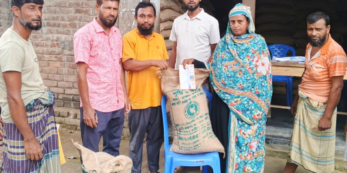 গাবতলীর আলতার বাজারে খাদ্যবান্ধব কর্মসূচীর ১৫টাকা কেজীতে চাল বিতরণ