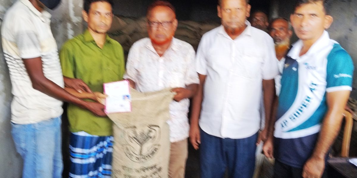 গাবতলীর কাগইল বাজারে খাদ্যবান্ধব কর্মসূচীর ১৫টাকা কেজীতে  চাল বিতরণ