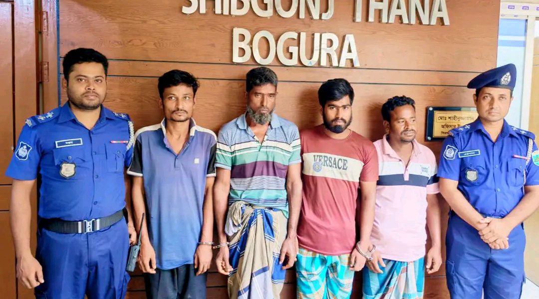 শিবগঞ্জে ছিনতাইকারী চক্রের ৪ সদস্য গ্রেফতার, ইজিবাইক ও অটোভ্যান উদ্ধার