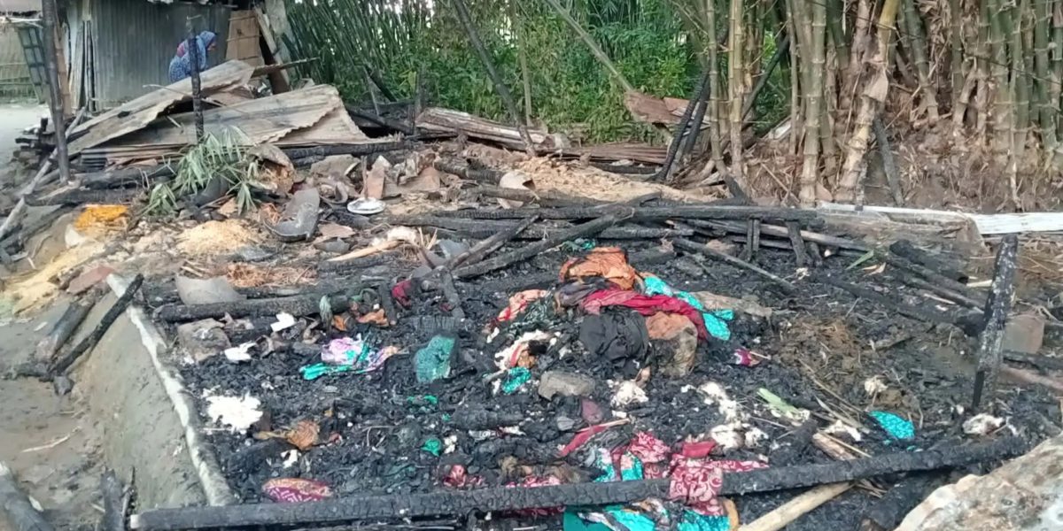 মোকামতলায় অগ্নিকান্ডে প্রতিবন্ধীর বাড়ি সহ ৩ টি বাড়ি ভস্মীভূত