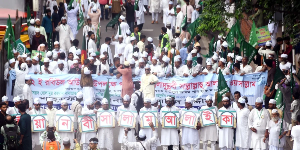 ধর্মীয় ভাবগাম্ভীর্যের মধ্য দিয়ে পবিত্র ঈদে মিলাদুন্নবী পালিত হচ্ছে আজ