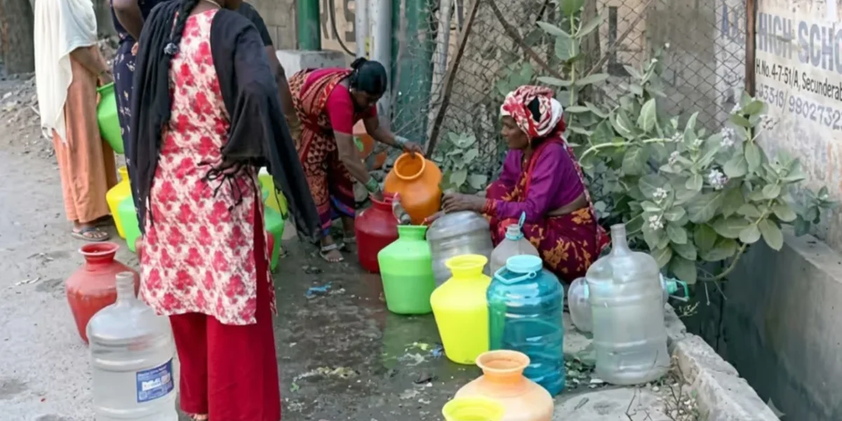 কলকাতায় পানির লাইন কেটে দেওয়ায় নদীর পানি খাচ্ছেন মুসলমানরা, ভোট না দেওয়ার শাস্তি!