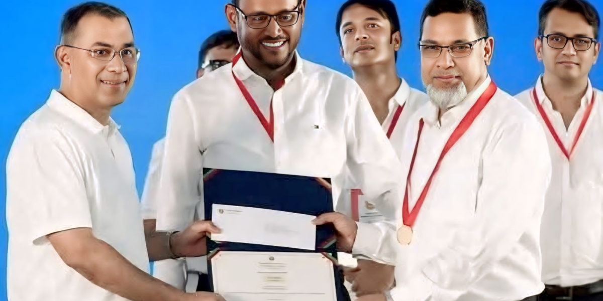 প্রধানমন্ত্রীর হাত থেকে জাতীয় মৎস্য পদক পেলেন মহিত তালুকদার