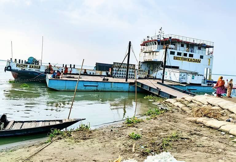 কুড়িগ্রামের ব্রহ্মপুত্র নদে নাব্যতা সংকটের কারণে নৌপথে ১৫ দিন ধরে ফেরি বন্ধ 