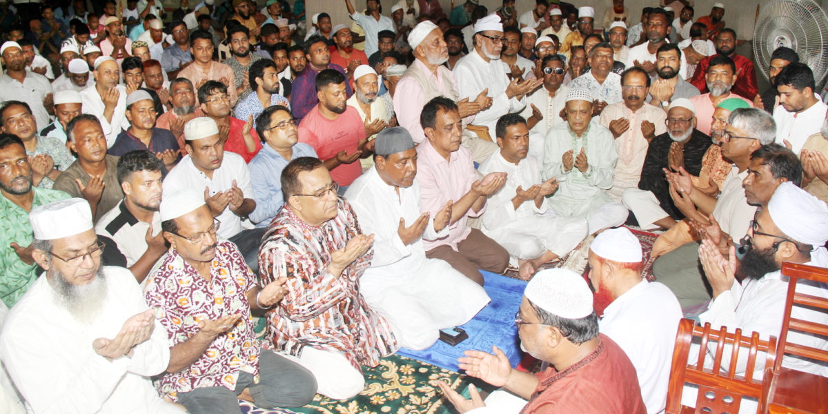 বগুড়ায় আরাফাত রহমান কোকোর জন্মদিনে পরিবারের দোয়া মাহফিল