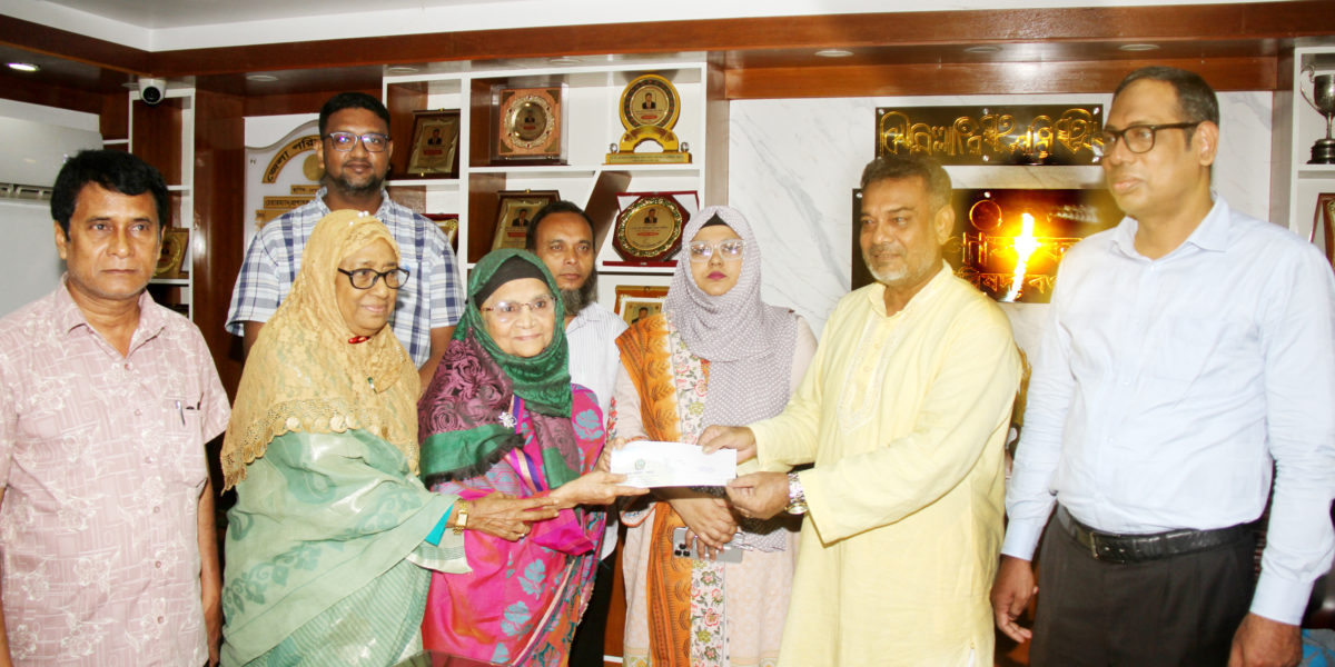 বগুড়া জেলা পরিষদ থেকে ৪৭ টি ধর্মীয় ও সমাজিক প্রতিষ্ঠানে ১ কোটি ১ লক্ষ টাকার চেক বিতরণ