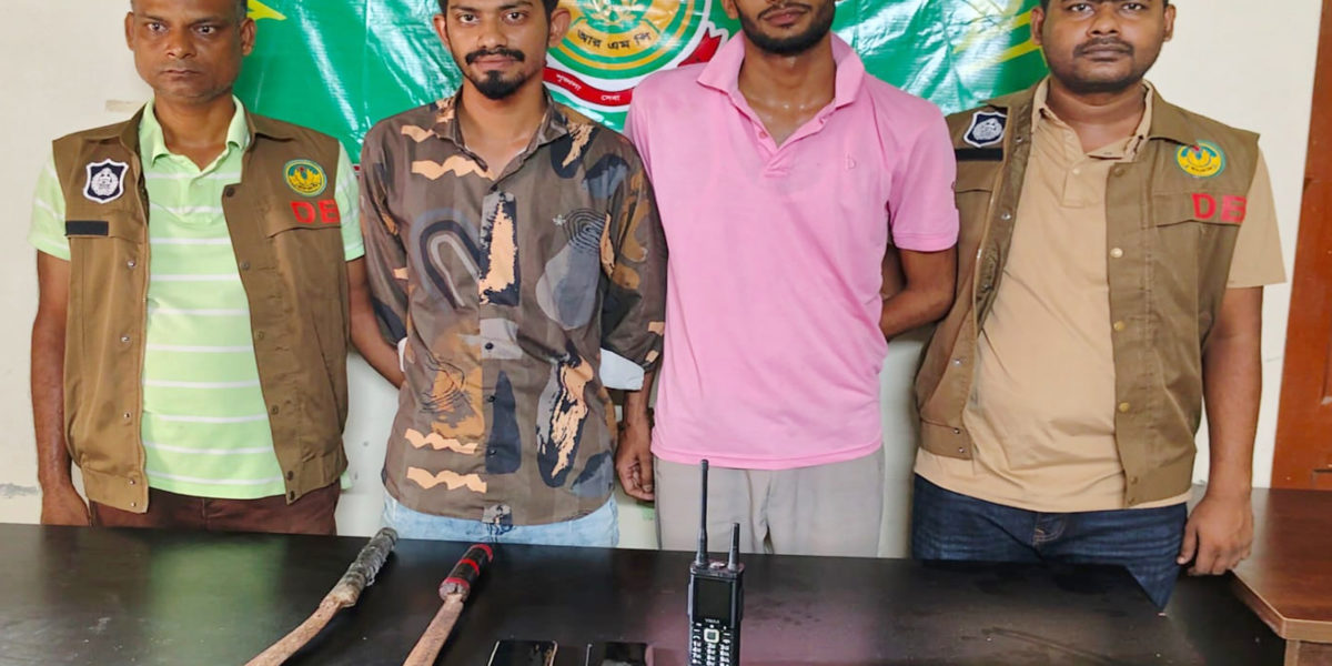ছিনতাইয়ের প্রস্তুতিকালে হাসুয়া ও ওয়্যারলেস মোবাইল-সহ দুই যুবক গ্রেফতার