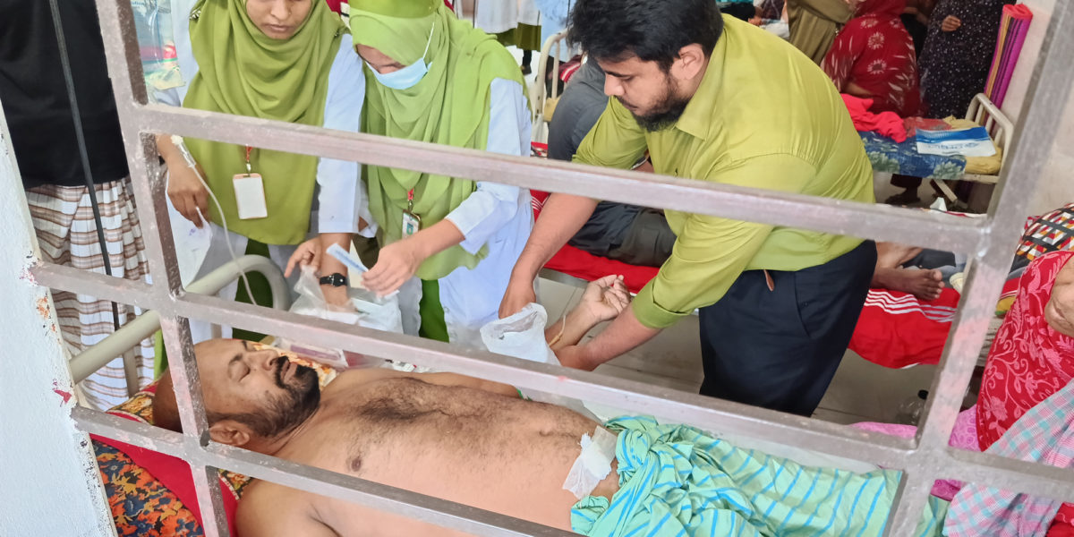 পাবনায় একপক্ষের মানববন্ধনে প্রতিপক্ষের হামলা; গুলিবিদ্ধ ১