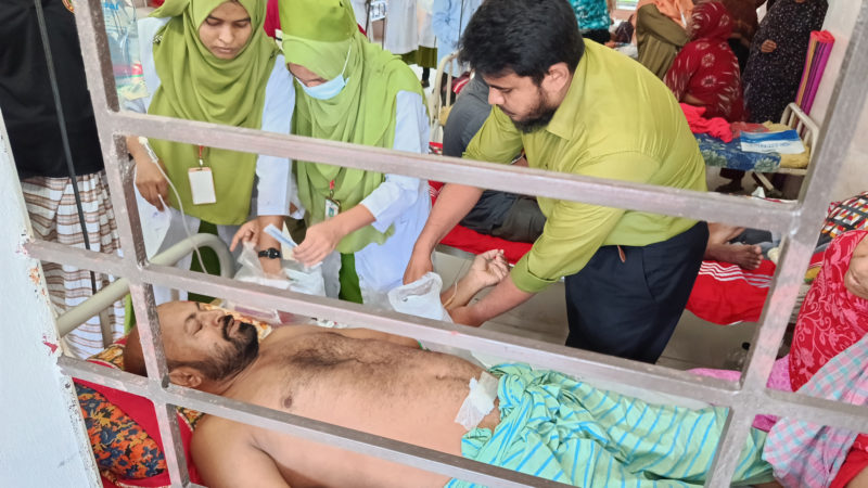 পাবনায় একপক্ষের মানববন্ধনে প্রতিপক্ষের হামলা; গুলিবিদ্ধ ১