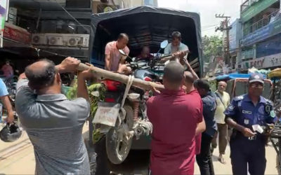 পাবনায় যানজট নিরসনে ট্রাফিক পুলিশের অভিযান; ২০টি যানবাহন জব্দ, মামলা ২৪টি