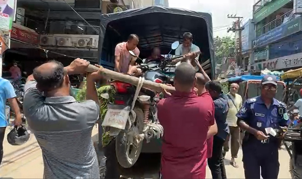 পাবনায় যানজট নিরসনে ট্রাফিক পুলিশের অভিযান; ২০টি যানবাহন জব্দ, মামলা ২৪টি