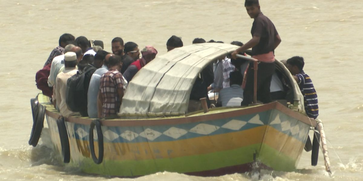 সুজানগরে ঝুঁকি নিয়ে উত্তাল পদ্মায় চলছে অবৈধ খেয়া নৌকা, দুর্ঘটনার শঙ্কা