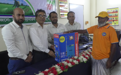 নওগাঁয় দুই শতাধিক কৃষক ও স্প্রেম্যান পেলেন চারাগাছ ও আধুনিক কৃষি সরঞ্জাম