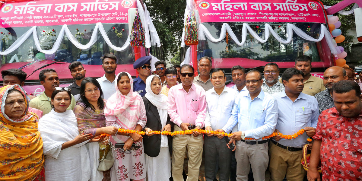 বগুড়ায় চালু হলো গোলাপি রঙের ‘মহিলা বাস’ সার্ভিস