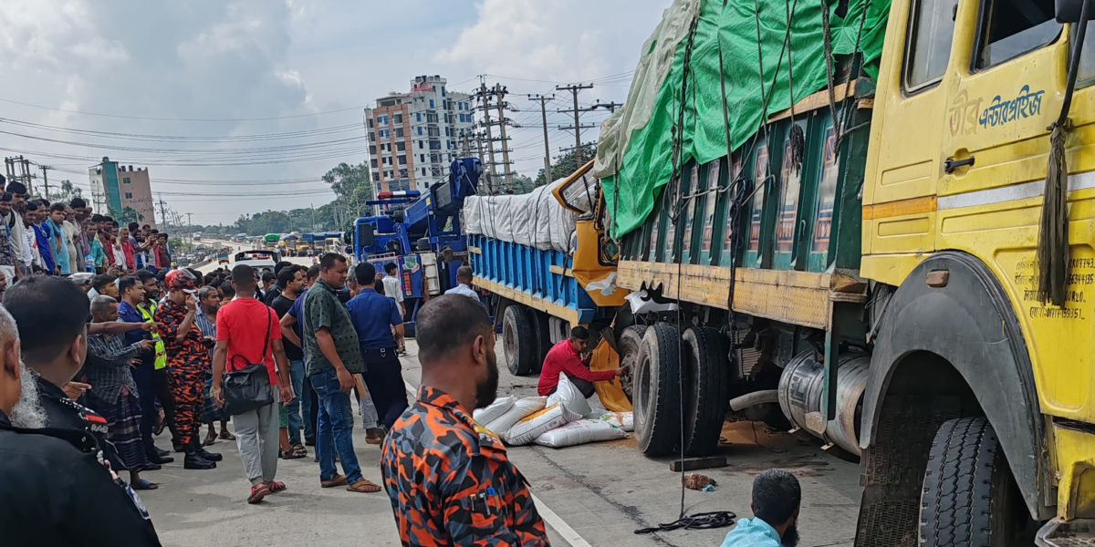বগুড়ায় দুই ট্রাকের সংঘর্ষে বাবা-ছেলেসহ নিহত ৩