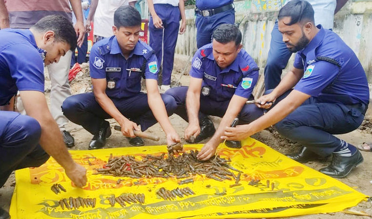 বগুড়ায় ড্রেন খুঁড়তেই মিলল ৩৪০ রাউন্ড গুলি
